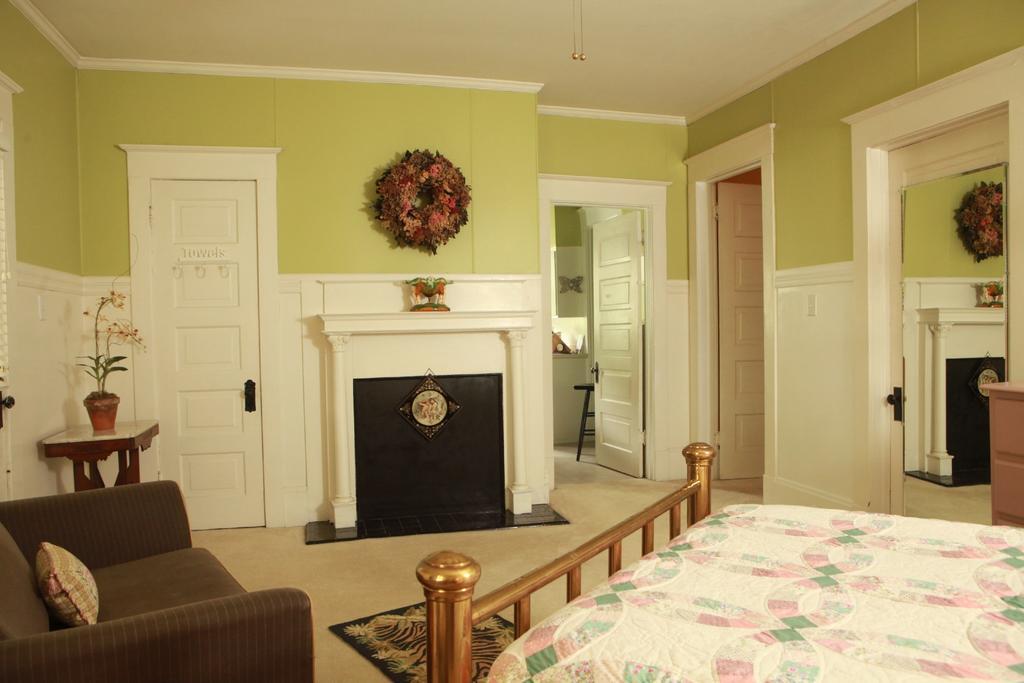 The Dailey Renewal Retreat B & B Greensboro Kamer foto